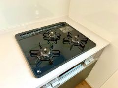 3種類の料理が同時に調理できる、3口ガスコンロ。忙しい夕食の支度時間が短縮できて効率よくお料理が楽しめます。