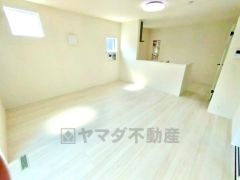 家族が集まる開放的なリビング。思い思いの時間を過ごしたり食事をしたり、素敵な団らんの場になりますね。