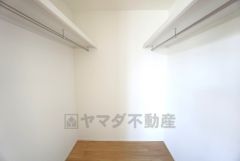 大容量のウォークインクローゼット。季節ごとのお洋服全てを収納できるので、衣替えも楽になりますね＾＾