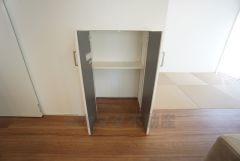 階段下の空間を有効活用した収納スペースです＾＾