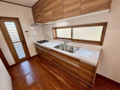 収納も、作業スペースも広々と設けられた使いやすいシステムキッチンです＾＾カウンターキッチンなので、ご家族と会話をしながら楽しくお料理ができます＾＾