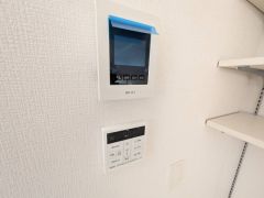 お風呂のお湯張りや給湯の温度調整、追い炊きがボタンで楽々操作できる給湯機リモコンと、部屋の中にいながら訪問者の確認ができるTVモニター付きインターフォンがキッチン近くに設置されています＾＾