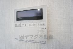 キッチン横からお湯張り、追い炊き、足し湯がボタン一つで楽々操作できる給湯機リモコンです。忙しい夕飯準備の時間帯に重宝しますね。