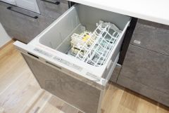 炊事時間を大幅に短縮できる食器洗浄乾燥機付き＾＾食器を洗う手間が減るので家族とのコミュニケーションの時間や自分の時間が増えますね。