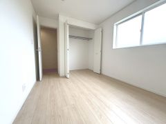 2面採光で風の通る気持ちの良い洋室。