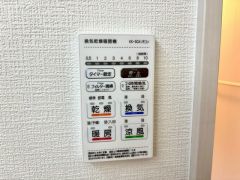 浴室暖房乾燥機には、暖房、乾燥、涼風、換気の4つの機能が付いています。タイマー付きです。雨の日はもちろん、急ぎで洗濯する必要のあるお子様の体操服や、下着類などを乾かすのに便利です。