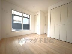 大容量のクローゼット付きの洋室。 季節ごとのお洋服全てを収納できるので、衣替えもとても楽になりますね＾＾