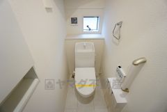 同仕様写真。温水洗浄機付トイレです。節水機能もあるので、安心して使えますね。もちろん、1階2階の2ヶ所にトイレがあるので、忙しい朝にもゆとりができますね。