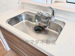 大きなお鍋も楽々洗える幅の広いシンクです＾＾ステンレスシンクなので簡単にお掃除できますよ。洗剤やスポンジもすっきりできる収納付き。