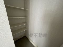 ベビーカーや泥のついたおもちゃをしまうのに便利なスペースです。玄関周りをスッキリさせることが出来ます＾＾