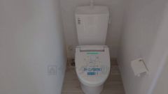 ウォシュレット付きトイレです。1階2階の2ヶ所にトイレがあるので、忙しい朝にもゆとりができますね＾＾ 温水洗浄便座リモコン付き。