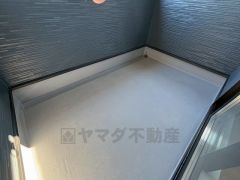 幅広のインナーバルコニーは多少の雨でも洗濯物を守ってくれ、家事を助けてくれること間違いなし。眩しすぎる日差しも和らげます。