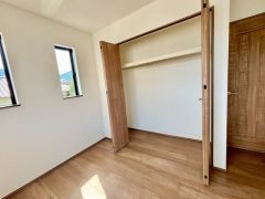 大きめのクローゼットがついた使いやすい洋室です。すっきりと整理整頓できるので気持ちよくすごせます＾＾