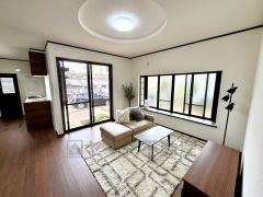 大きな掃き出し窓のあるリビングは、陽光あふれる明るい空間です。ゆったりと寛げる憩いの場となりそうです。