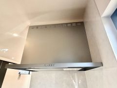 コンロ上には換気扇完備＾＾ すぐ横に小窓が設けられているので、換気扇と合わせてWで換気できます＾＾