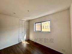 家具を選ばないナチュラルなフローリングとシンプルなクロスです。