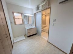 洗面台、洗濯機置き場、バスルームが連なっている、生活導線の考えられた作りになっています。