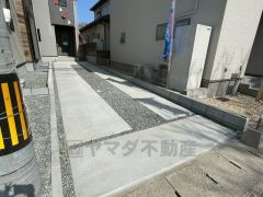 駐車スペースはゆとりある2台分を確保。マイカー用に、お客さま用に、余裕を持ってご利用いただけます。