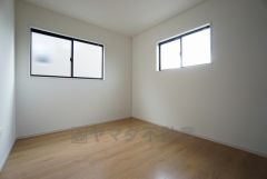 同仕様写真。現況と異なる場合は現況を優先します。2面採光を確保した爽やかな風を感じて起きる朝は、快適生活の始まりに。