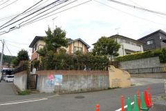 前面道路は南側3.7ｍ、西側16.8ｍに面しています。