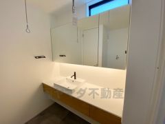 オシャレな洗面台。室内洗濯物干し付きです。天気や季節、周りからの視線を気にしないで済むのがうれしいですね＾＾