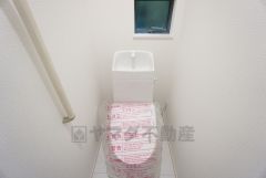 ウォシュレット付きトイレです。1階2階の2ヶ所にトイレがあるので、忙しい朝にもゆとりができますね＾＾