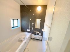 1日の疲れを癒すくつろぎのバスルーム。足を伸ばしてもゆったりと入れるサイズです。お子様と一緒にお風呂に入っても狭くないですね＾＾