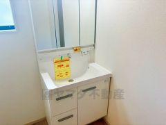 三面鏡にハンドシャワー付きで使いやすい洗面台です＾＾鏡裏と洗面ボウル下に収納付きの洗面台なので、整理整頓ができスッキリと使えます＾＾