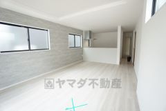 家族が集まる開放的なリビング。思い思いの時間を過ごしたり食事をしたり、素敵な団らんの場になりますね。