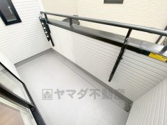 陽当たりの良いバルコニーです。お洗濯やお布団干しはもちろん、日光浴スペースにも。足元は防水工事施工済です