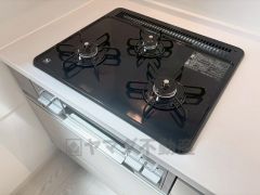 3種類の料理が同時に調理できる、3口ガスコンロ。忙しい夕食の支度時間が短縮できて効率よくお料理が楽しめます。