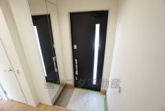 玄関扉にスリットのある明るい玄関です＾＾シューズボックス付きなので、家族全員の靴がきれいに整頓できます。鏡も付いており外出前の身だしなみチェックに便利です＾＾ 