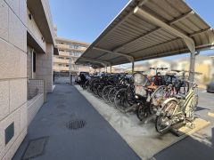 屋根付きの駐輪場。