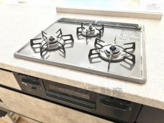 3種類の料理が同時に調理できる、3口ガスコンロ。忙しい夕食の支度時間が短縮できて効率よくお料理が楽しめます。