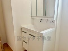 三面鏡にハンドシャワー付きで使いやすい洗面台です＾＾鏡裏と洗面ボウル下に収納付きの洗面台なので、整理整頓ができスッキリと使えます＾＾