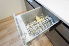 炊事時間を大幅に短縮できる食器洗浄乾燥機付き＾＾食器を洗う手間が減るので家族とのコミュニケーションの時間や自分の時間が増えますね。