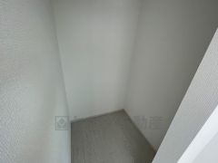 収納力豊富なウォークインクローゼット。洋服や小物などを1箇所にまとめて美しい収納を実現します。