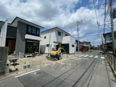 前面道路：南東側約6.3～6.8ｍ公道。北東側約2.5～3.0ｍ公道。北西側約4.4～6.5ｍ公道。
