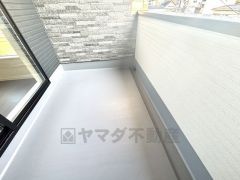 陽当たりの良いバルコニーです。お洗濯やお布団干しはもちろん、日光浴スペースにも。足元は防水工事施工済です。