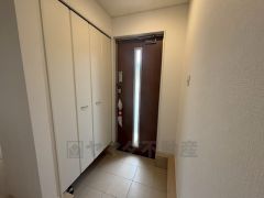 玄関にはシューズボックスとは別に収納付き。