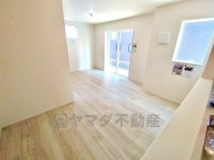 大きな掃き出し窓のあるリビングは、陽光あふれる明るい空間です。ゆったりと寛げる憩いの場となりそうです。