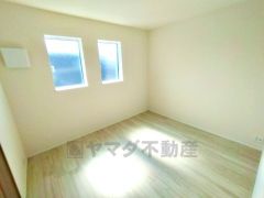 窓を高い位置に設け、プライバシーも確保しつつも、外からの光を効率よく取り入れます＾＾