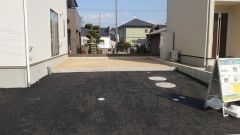 カースペースは2台分確保(車種による) ご夫婦で1台ずつ所持されているご家庭も、来客時も安心ですね