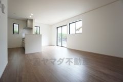 大きな窓のあるリビングは陽光あふれる明るい空間です。居心地良く、ご家族皆がゆったり寛げる憩いの空間となりそうです。