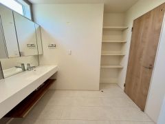 洗面室にユーティリティあり＾＾可動棚にはリネン類やシャンプー、洗剤など、ハンガーパイプにはハンガーなど一か所にまとめて収納できます＾＾