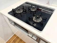 3種類の料理が同時に調理できる、3口ガスコンロ。忙しい朝食やお弁当作りも効率良くお料理できますね＾＾