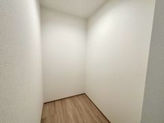 キッチン裏には便利なパントリーを完備