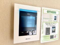 今や必需品となっておりますTVモニター付きインターホンです。録画・再生器のもついており防犯性もばっちりです。キッチン横にありワンタッチで外の方とお話ができますので便利です。