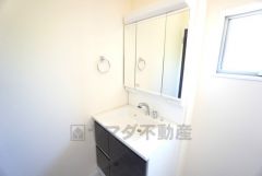 三面鏡にハンドシャワー付きで使いやすい洗面台です＾＾鏡裏と洗面ボウル下に収納付きの洗面台なので、整理整頓ができスッキリと使えます＾＾