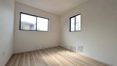 5.2帖の洋室。居室としてももちろん、収納や書斎、お子様のプレイスペースにも。使い勝手が良さそうです＾＾